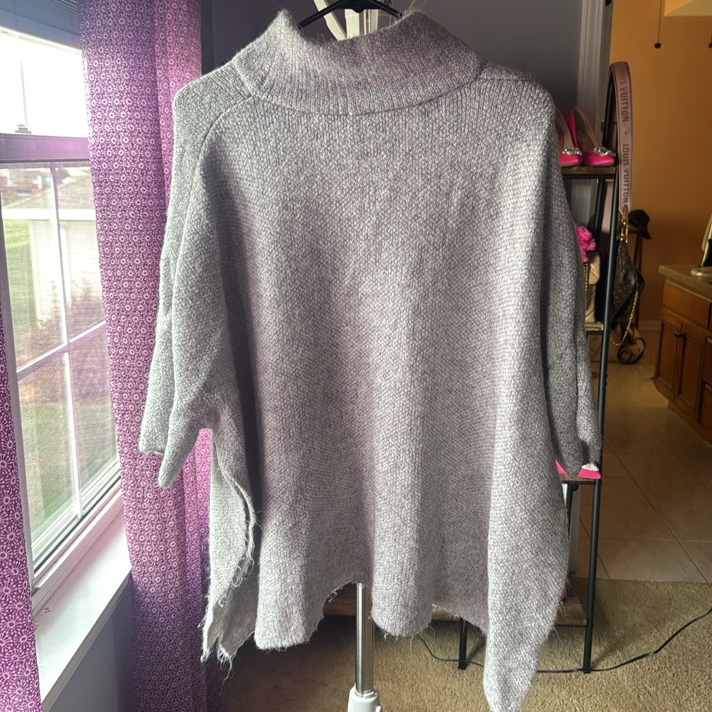 Turtle neck poncho - Picture 2 of 4